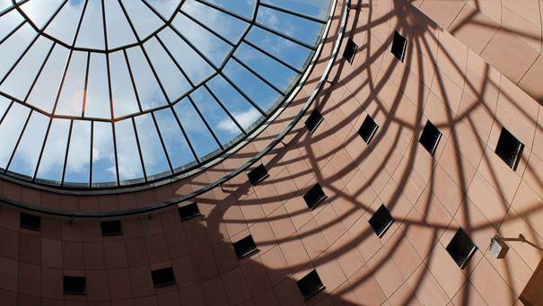 Rotunde eines Gebäudes mit kreisförmigem Oberlicht aus der Froschperspektive 