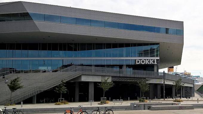 Außenfassade eines modern geformten Gebäudes mit Aufschrift "Dokk1" (öffnet Vergrößerung des Bildes)