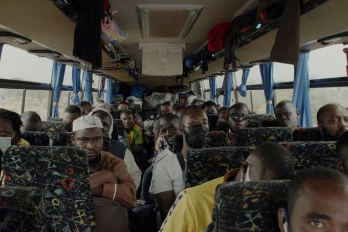 Innenansicht eines vollen Busses mit männlichen Schwarzen Passagieren