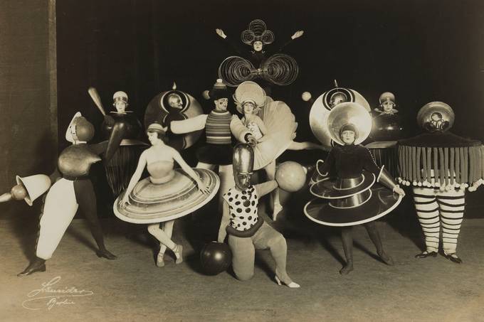 Eine Personengruppe posiert in diversen Kostümen
