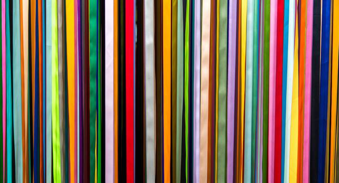 Gleich lange vertikale Linien in verschiedenen Farben und Breiten