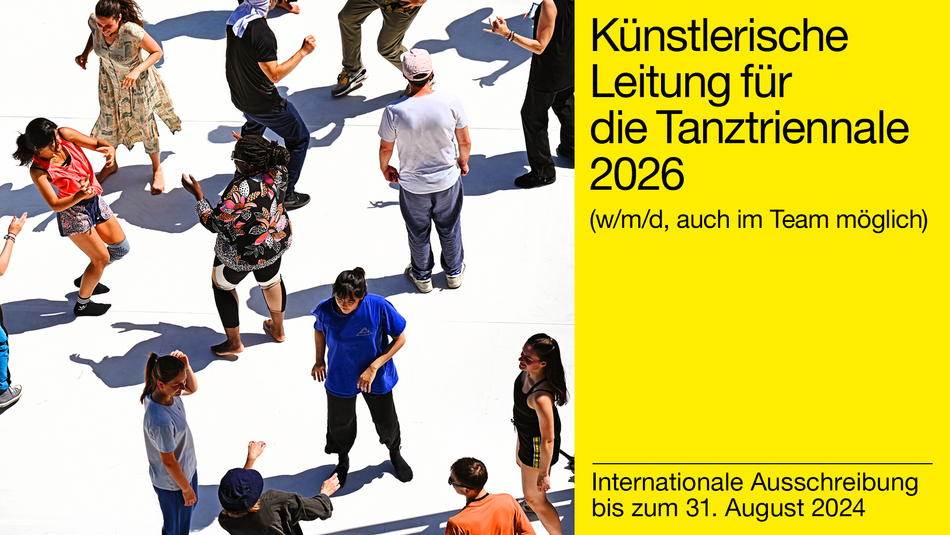 An einem sonnigen Tag tanzen Menschen in sommerlicher Straßenkleidung auf einem öffentlichen Platz in der Stadt Mainz. In einem Textfeld steht vor gelbem Hintergrund: "Künstlerische Leitung für die Tanztriennale. Internationale Ausschreibung bis zum 31. August 2024"
