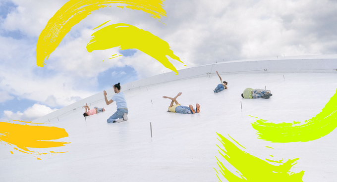 Mehrere Tänzer auf einem weißen Dach verteilt in unterschiedlichen Posen, darüber Pinselstrich-artige Bewegungslinien in Grüngelb, Sonnengelb und Orange