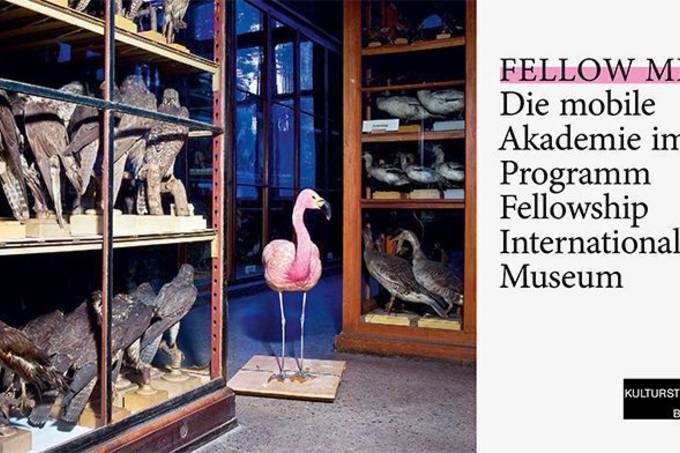 Postkarte mit Flamingo-Motiv und Text "Fellow Me! Die mobile Akademie im Programm Fellowship Internationales Museum""