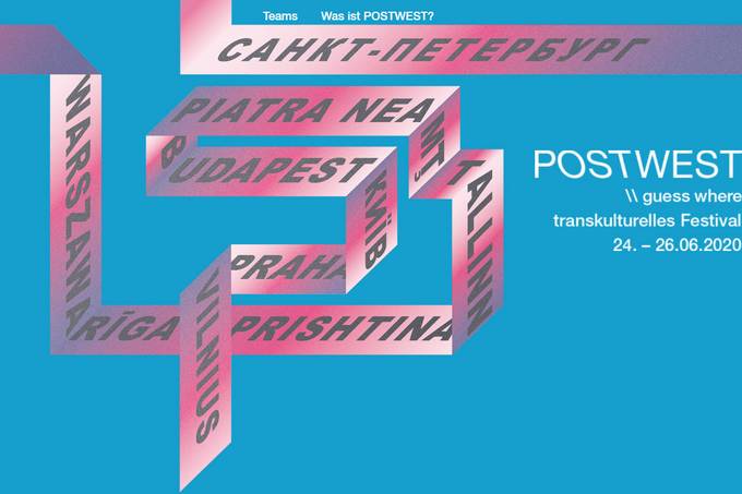 Hellblaues Banner zum Postwest-Festival, darauf ein rosa Band mit Städtenamen
