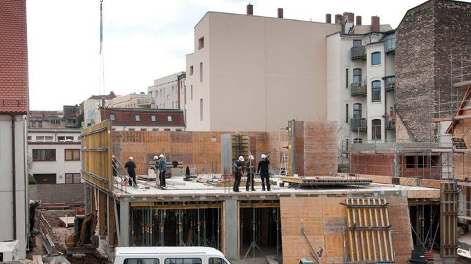 Blick auf sich im Bau befindendes zweites Obergeschoss mit mehreren Bauarbeitern (öffnet Vergrößerung des Bildes)