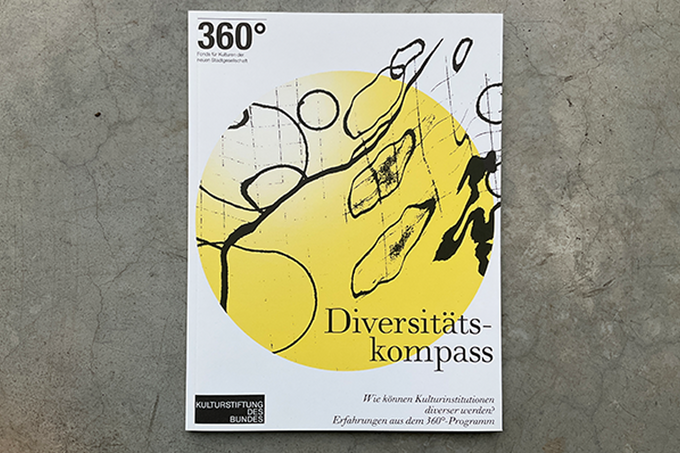 Cover des Diversitätskompass mit Grafik in schwarz und gelb und Titel "Diversitätskompass"