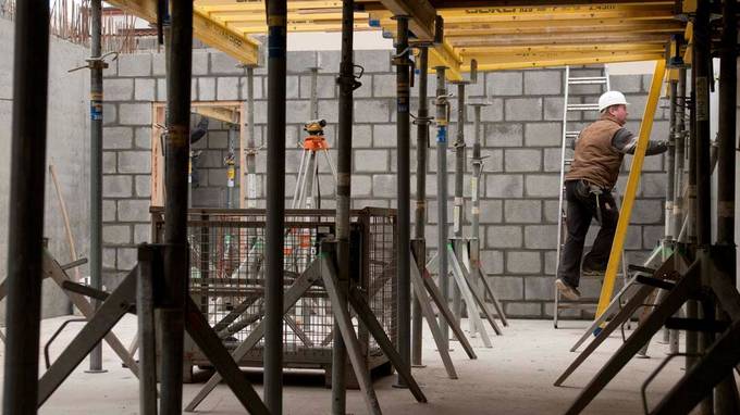 Bauarbeiter auf einer Leiter im Rohbau eines Gebäudes (öffnet Vergrößerung des Bildes)