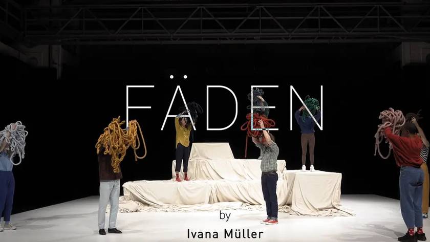 Acht Menschen halten Seile in ihren Händen hinter dem Schriftzug: Fäden by Ivana Müller (externer Link, öffnet neues Fenster)