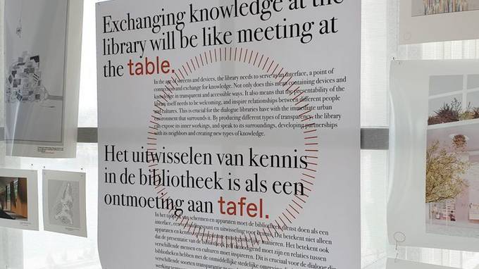 Zettelwand, daran Zettel mit Aufschrift "Exchanging knowledge at the library will be like meeting at the table" (öffnet Vergrößerung des Bildes)