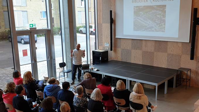 Mann hält Präsentation über die Tingbjerg Bibliotek vor einer Gruppe (öffnet Vergrößerung des Bildes)