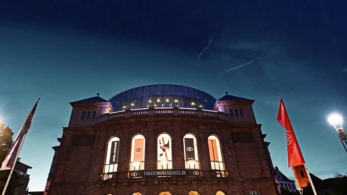 Außenansicht des Staatstheater Mainz in der Abenddämmerung, davor viele feiernde Menschen (öffnet Vergrößerung des Bildes)