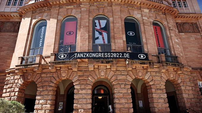 Außenansicht des Staatstheater Mainz mit Tanzkongress-Plakaten und -Bannern (öffnet Vergrößerung des Bildes)